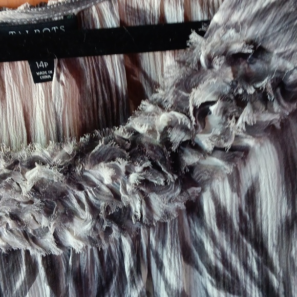 Talbots sleeveless B/W sheer sleeveless silk shell, like new, size 14 petite - Picture 3 of 5